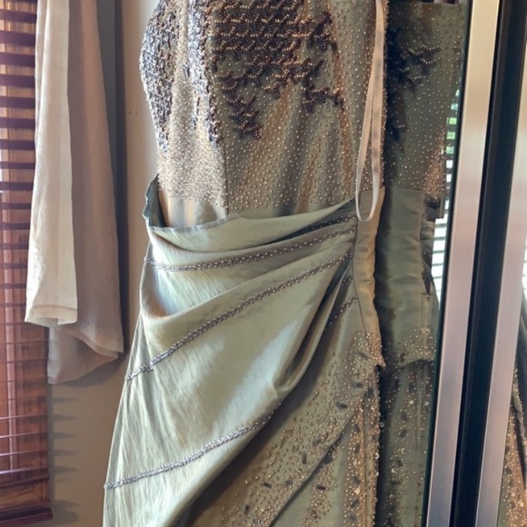 Formal gown - Picture 5 of 7